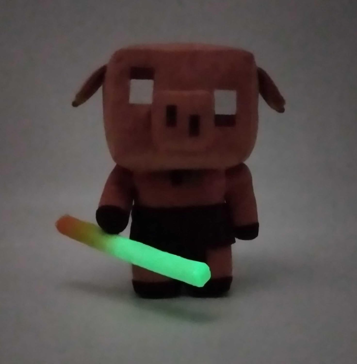 Peluche Minecraft Cochon Piglin Grognon avec bâton de Blaze phosphorescent 14 cm – Image 2