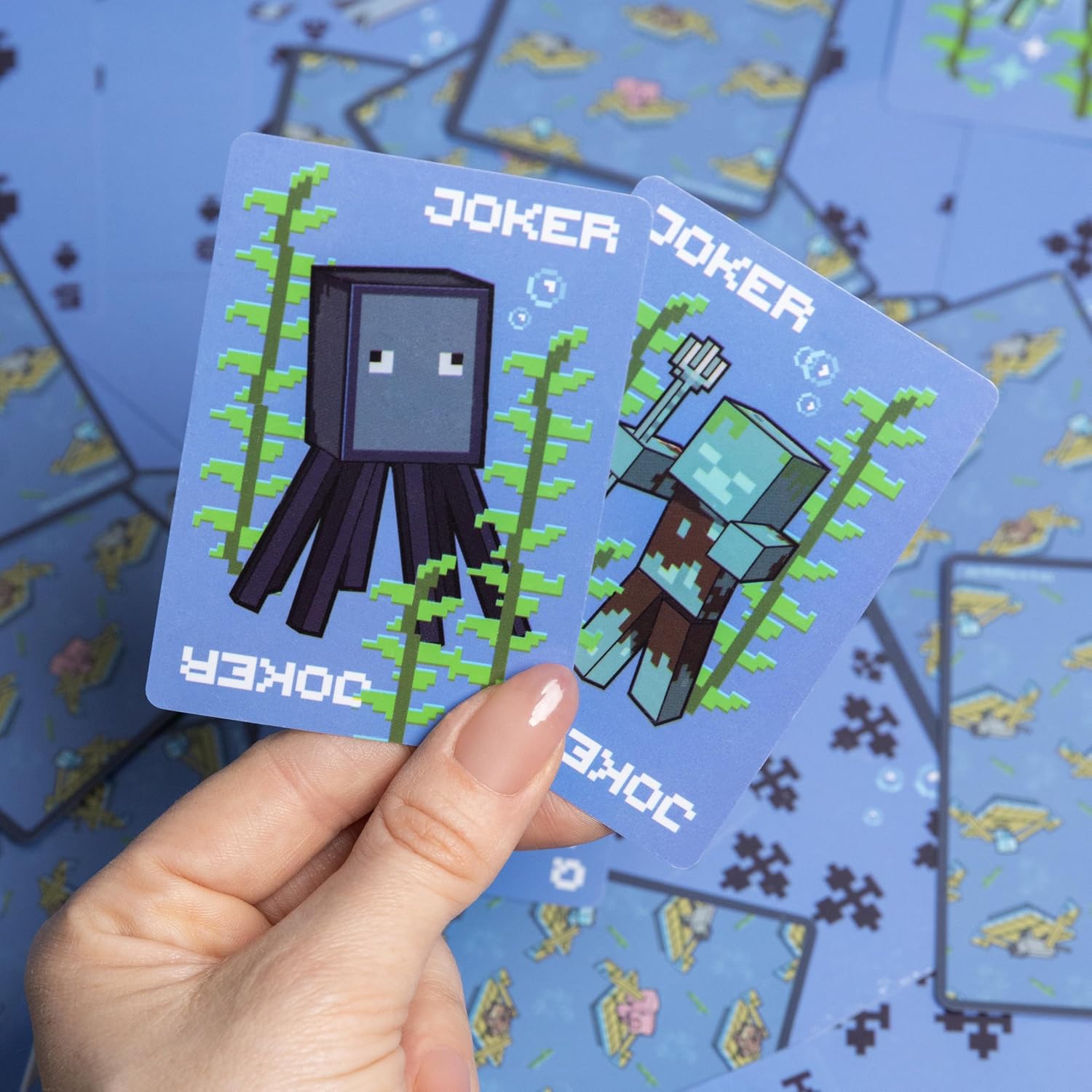 Cartes à jouer Minecraft imperméables Paladone avec étui en relief – Image 3